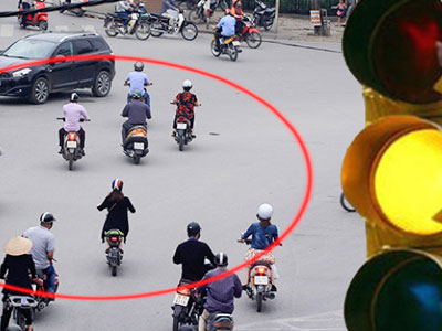 Vượt đèn vàng trong tình huống nào bị xử phạt?