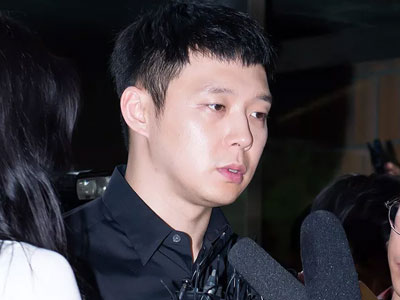 Cảnh sát yêu cầu cấp lệnh bắt giữ người phụ nữ đầu tiên tố cáo Park Yoochun tấn công tình dục