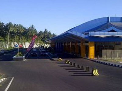 Động đất khiến núi lửa phun, 2 sân bay Indonesia đóng cửa