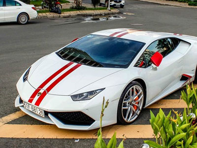 Hai chiếc Huracan chính hãng dạo phố Sài Gòn