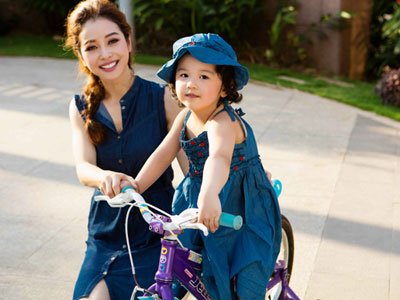 Jennifer Phạm và con gái mặc đồng điệu khi đi dạo chơi