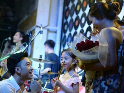 Màn cầu hôn lãng mạn của cặp đôi Hà thành sau 5 năm bên nhau