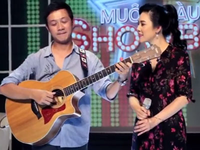 MC Anh Tuấn ngại ngùng đệm đàn cho Thu Phương