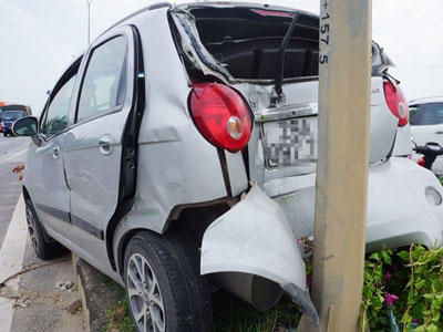 Ôtô 4 chỗ bị xe bồn tông khi dừng đèn đỏ