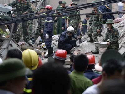 “Tôi thấy cánh tay vẫy kêu cứu từ ngôi nhà sập”