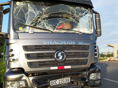Xe ben tông ôtô khách, hành khách hốt hoảng