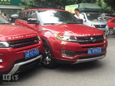 Xe nhái Range Rover Evoque va chạm với hàng xịn trên phố