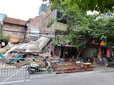 Ba ngôi nhà sập ở Hà Nội vẫn nguyên hiện trạng