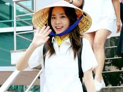 Dara (2NE1) tươi cười chào fan Việt khi "cập bến" sân bay Tân Sơn Nhất