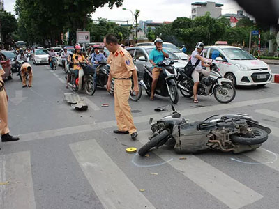 Hà Nội: Xe điên kéo lê cô gái trẻ 15 mét khi đang dừng đèn đỏ