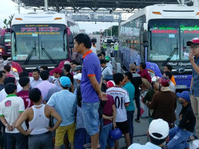 Kẹt xe hàng chục km do người dân chặn quốc lộ 1A
