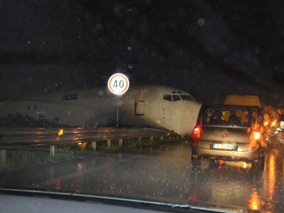 Máy bay Boeing 737 hạ cánh bằng bụng ở Italy