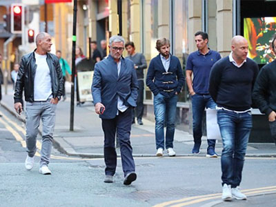 Mourinho rủ bộ sậu đi ăn bàn cách đánh Leicester