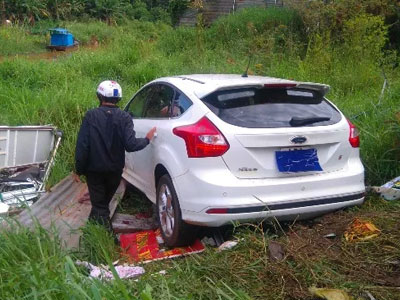 Nữ tài xế phi ô tô xuyên qua nhà dân, lao xuống suối