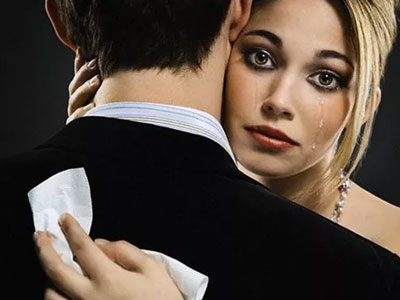 Vỏn vẹn 3 năm kết hôn, chồng cao thủ thay liền tù tì… 10 cô bồ!