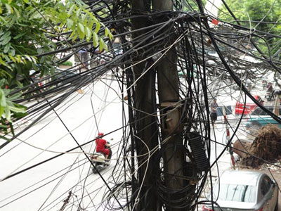 Dây điện chằng chịt "rình rập" quàng vào cổ người Hà Nội