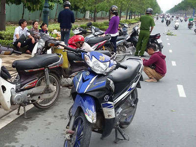 Gần 50 xe máy cán đinh trên đường Mai Chí Thọ ở Sài Gòn