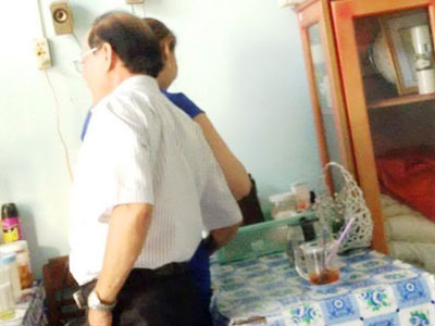 Kiểm điểm cán bộ sờ vào chỗ nhạy cảm của nữ tạp vụ