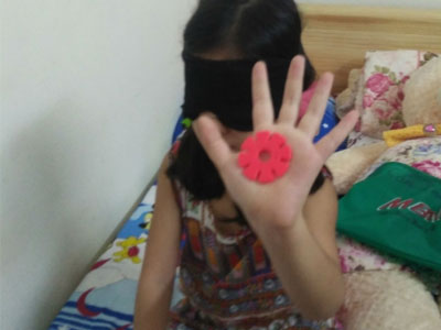 Lạ kỳ bé gái bịt kín mắt vẫn đọc truyện vanh vách, phân biệt đủ màu