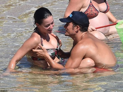 Orlando Bloom âu yếm Katy Perry giữa biển