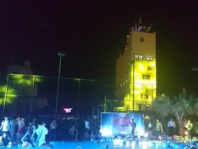 Đại tiệc bikini ồn ào ngay sau lưng chùa Dược Sư