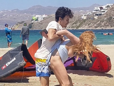 Thêm loạt ảnh Lindsay Lohan bị hôn phu đánh giữa bãi biển