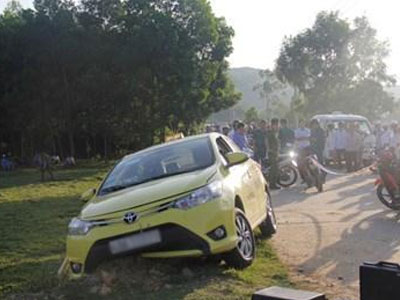 Tranh giành khách, một tài xế taxi bị chém gục giữa đường