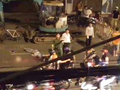 Bạn bè gào khóc thảm thiết khi nam thanh niên bị xe tải cán chết trong đêm