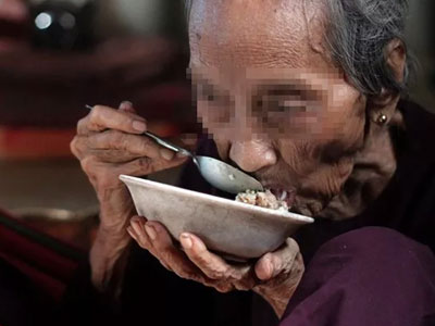 Để mẹ già ở nhà với vợ, người con trai đã nhận cái kết đau đớn