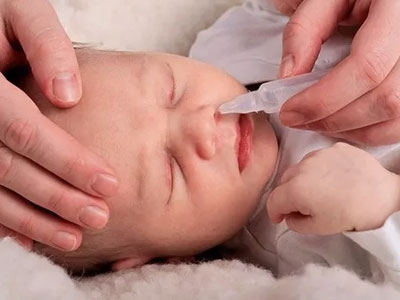 Mẹ Việt tự xịt rửa mũi cho con: Dừng ngay vì hậu quả quá khủng khiếp!