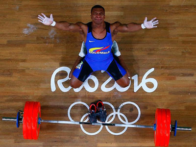 Nhà vô địch Olympic khóc nức nở, cởi giầy giải nghệ