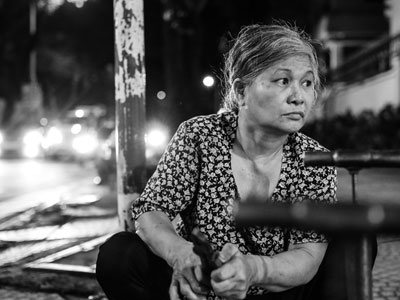 Bà ngoại 30 năm vá xe nuôi cháu ăn học ở Sài Gòn