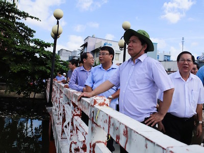Bí thư Thăng thị sát "xóm nước đen"