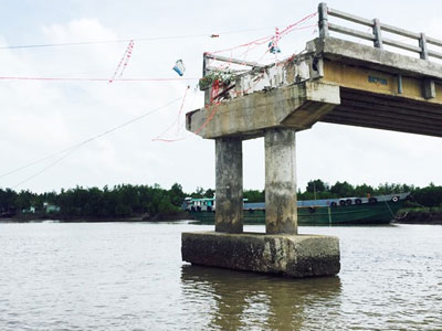 Cầu 4 tỷ ở Cà Mau chưa nghiệm thu đã sập do gãy cọc mố