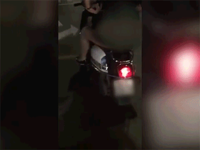 Clip: Vừa phóng xe máy lạng lách, vừa liên tục tự tốc váy, cô gái khiến người đi đường sững sờ