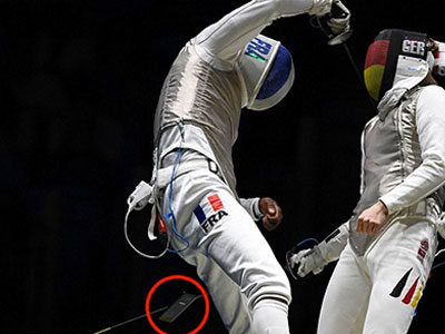Kiếm thủ Pháp rơi điện thoại khi đang thi đấu tại Olympic