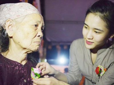 Lý do Vu Lan lại cài áo những bông hồng màu đỏ và trắng?