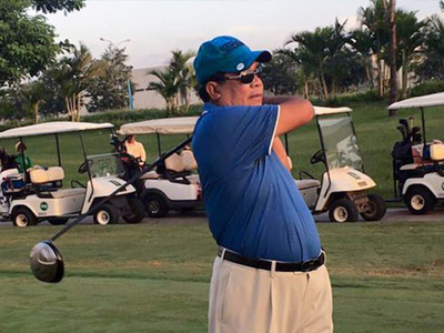 Thủ tướng Campuchia than "bụng phệ làm khó chơi golf"
