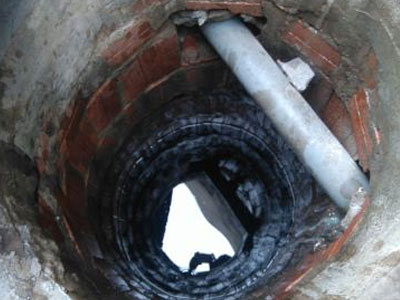 Thủng bể cây xăng làm nước giếng bốc cháy