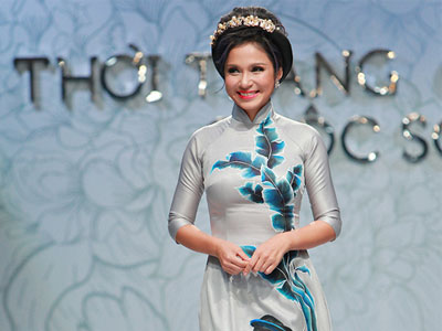 Việt Trinh làm vedette trên sàn thời trang