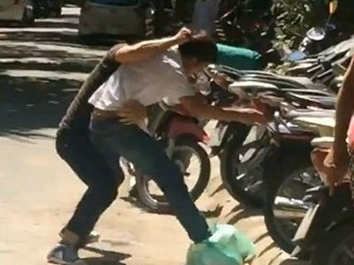 Bất bình con đánh nhau, bố không can ngăn còn lao vào đánh bạn con