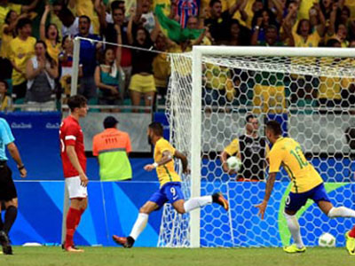 Brazil thoát hiểm nhờ chiến thắng tưng bừng trước Đan Mạch