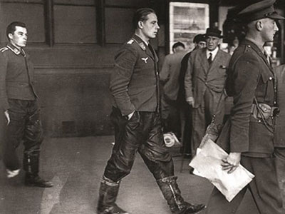 Bức ảnh kỳ lạ: Phi công phát xít Đức bình thản đi giữa London năm 1940