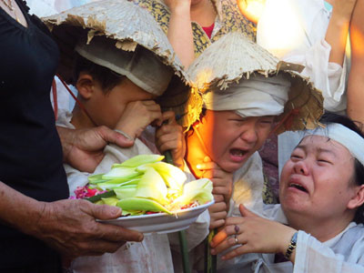 Con thơ ngơ ngác tiễn người mẹ chết bất thường ở bệnh viện