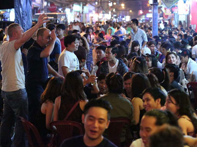 Đi chơi đêm khổ hơn... ăn cắp