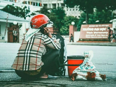 Mẹ tay xách nách mang quà quê lên phố thăm con gây xúc động dân mạng