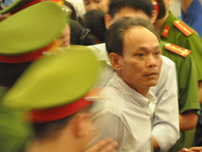 Náo loạn tại phiên xin lỗi công khai cụ ông chịu án oan 43 năm