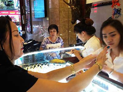 Người mua vàng đang bị ăn gian, móc túi ra sao?