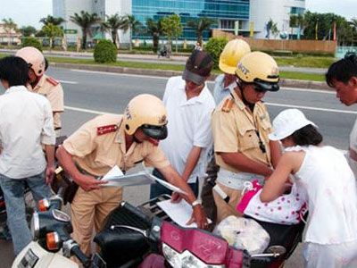 Cảnh sát giao thông "chốt" ngay gần quán rượu, kiểm soát các "ma men"
