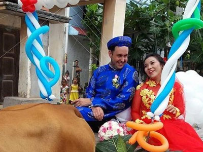 Chàng rể Tây rước dâu bằng xe bò tại Bình Thuận